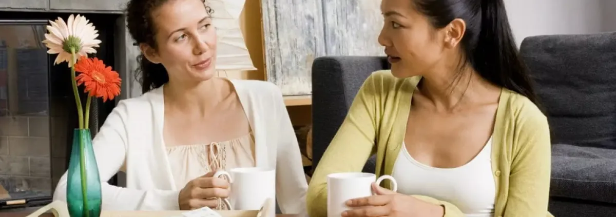 2 women having coffee